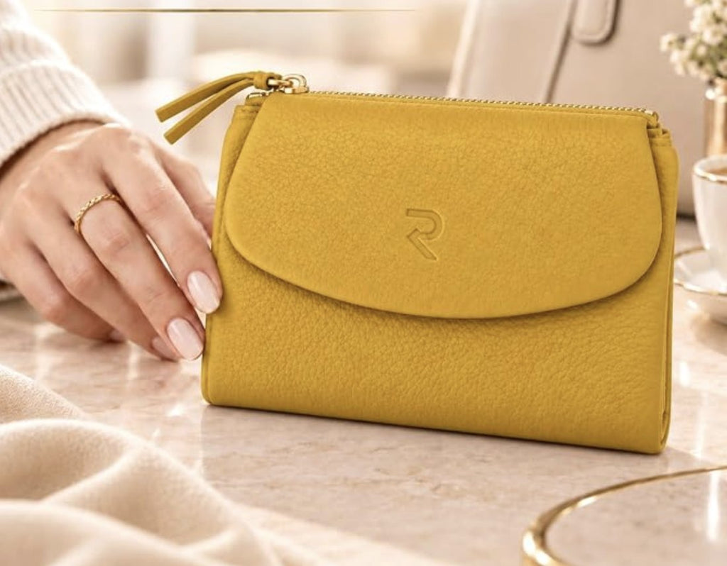 RAVEO Compact Flap Wallet – lifestyle