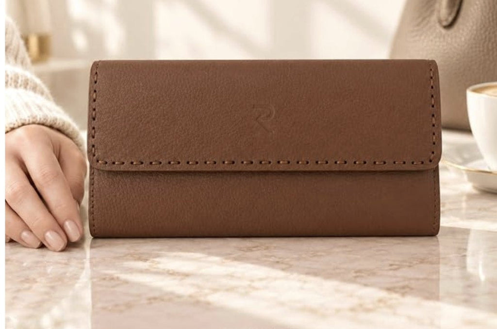 RAVEO Continental Flap Wallet – lifestyle